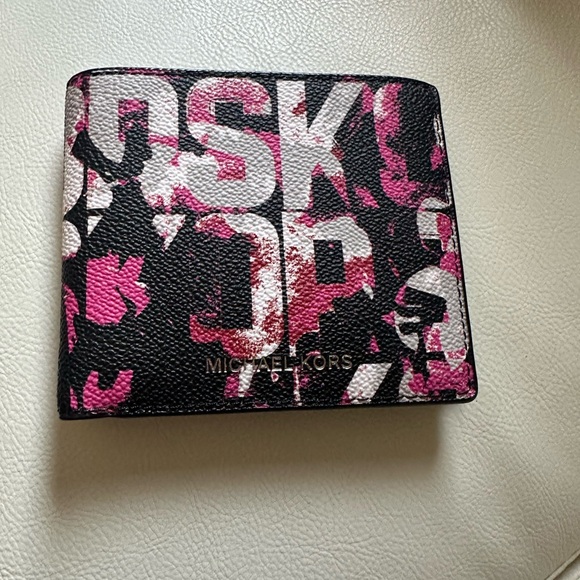 Michael Kors Chili Red Billfold - Picture 1 of 3